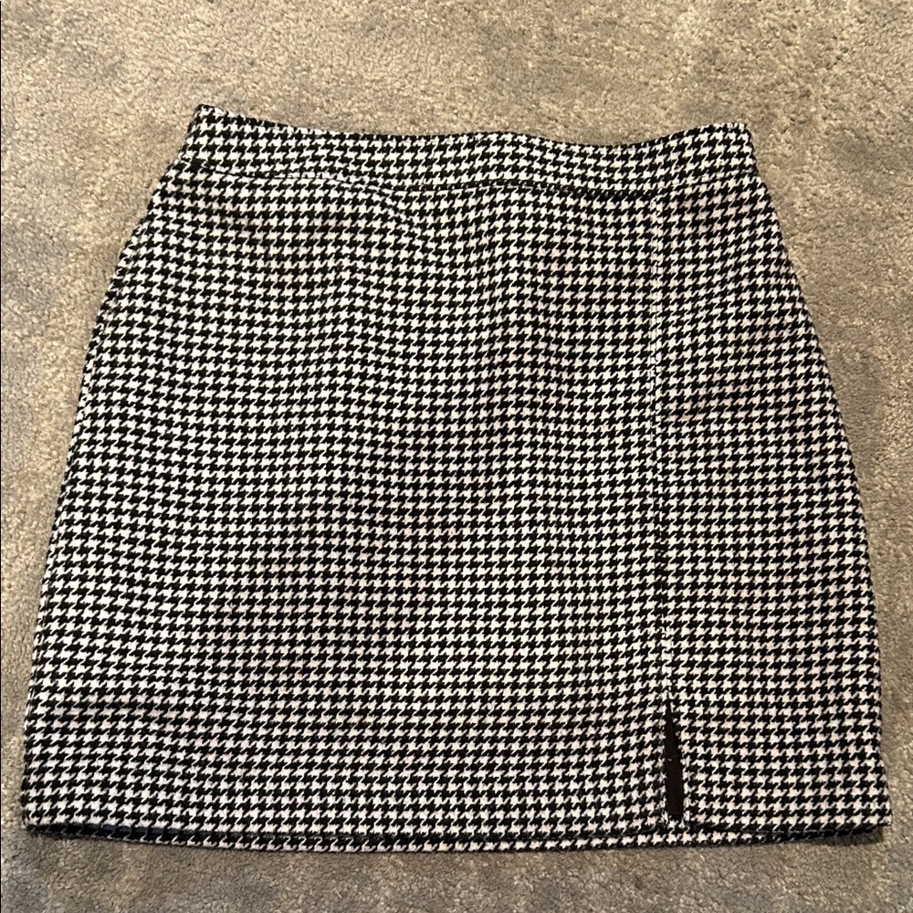 Hollister Classic Black and White Houndstooth Skirt